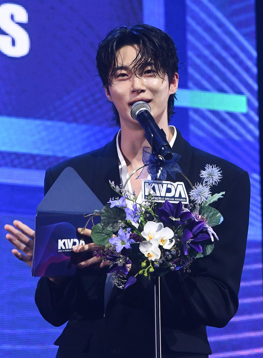 K-WORLD DREAM AWARDS tweet media