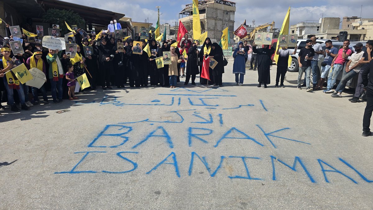 اهالي مدينة الخيام يردون على براك قبل وصوله الى المدينة  .