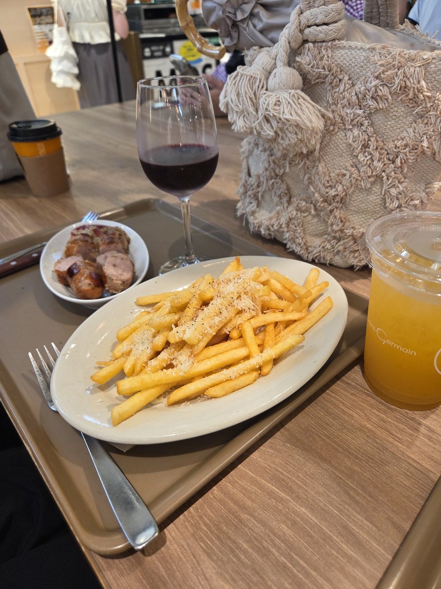 バイトは勝手に予定組めるので、早々今月分は終わらせ、今週は仕事以外の日楽しい予定詰め込んだ🎵
月曜日、会社勤め時代のお友達と、ホテルのアフヌン🤤
マンゴー尽くし🥭➕セイボリーは中華の品々が充実☺️
お世辞抜きで全部美味しすぎたー🤗
3人で二次会もしたのに喋り足りなかったよ😂