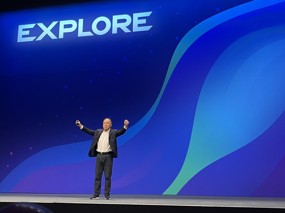 RichardKenyan's tweet image. Hock welcomes the @MarcHuppert The Home Lab King! @VMwareExplore #vmworld @MyVMUG #myvmug #vCommunity #vExpert @vExpert