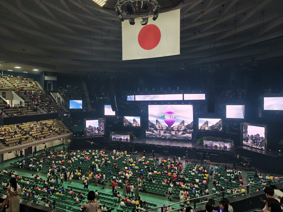 知り合いのヲタクから写真を貰ったけど、日本武道館はすごい事になりそうだな...