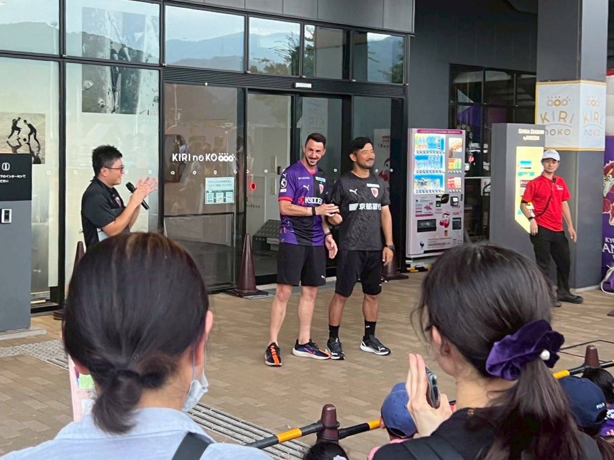 京都サンガF.C.【公式】 (@sangafc) on Twitter photo 先日の東京V戦、スタジアム場外に #マルクヴィト 選手が登場❗️
来場された皆さんと交流しました💜
8/30開催の岡山戦でも、選手が登場するほか、様々なイベントを開催します。
ぜひお越しください💁
東京V戦のイベントの様子⬇️
sanga-fc.jp/news/detail/20…
岡山戦のフレンズ広場のイベント情報⬇️ 先日の東京V戦、スタジアム場外に #マルクヴィト 選手が登場❗️
来場された皆さんと交流しました💜
8/30開催の岡山戦でも、選手が登場するほか、様々なイベントを開催します。
ぜひお越しください💁
東京V戦のイベントの様子⬇️
sanga-fc.jp/news/detail/20…
岡山戦のフレンズ広場のイベント情報⬇️