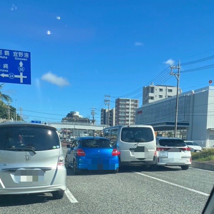 沖縄県地元情報局】 58号線 北谷謝苅交差点 那覇向け トヨタ販売店前
