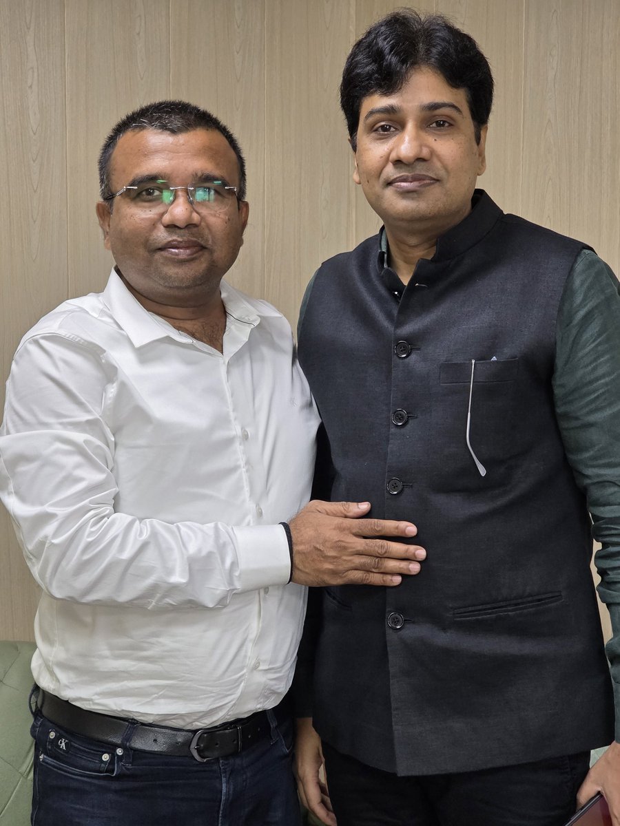 मृदुभाषी,जिन्दादिल और अपने जमीनी संस्कारों से गहरा जुड़ाव रखने वाले मित्रवर श्री उग्रसेन धर द्विवेदी जी ,IRS (सम्प्रति Additional commissioner -Central GST,अप्रत्यक्ष कर भवन, लखनऊ) से आज वर्षो बाद आत्मीय मुलाकात !!..
......💐💐
संघर्षों के दिन स्मरण कराने एवँ आपके स्नेहिल मुलाकात
