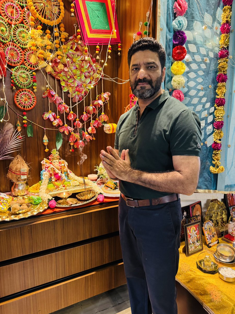 NischeySohi's tweet photo. 🕉️ गणेशाय नमः 
  
*।   गणपति बाप्पा मोरया*।
       *मंगल मूर्ति मोरया*
                🌻🌻

     गणेश चतुर्थी की ��ार्दिक 
      🌹 शुभ कामनाएं 🌹 
                 👏👏
@highlight #ganpatibappamorya #GaneshChaturthi2025 https://t.co/HnokyGd9Ho