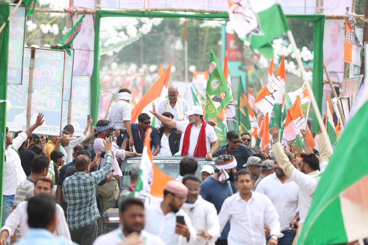 वोटर अधिकार यात्रा 🇮🇳

वोट जनता का सबसे कीमती अधिकार है- इसे छीनने नहीं देंगे ✊🏼