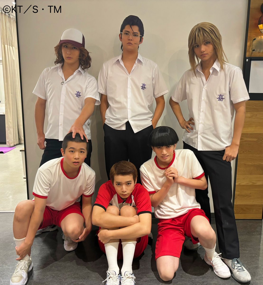 【#テニミュ】36公演目🎾
ご来場いただいた皆さま、誠にありがとうございました！

昨日のクイズの答えは――
「ヘアカラー」でした！
正解できましたか？？

そして本日の一枚は📸、
なんと！比嘉中に包囲された青学1年トリオ！
果たしてこの状況、無事に切り抜けられるのか…！？