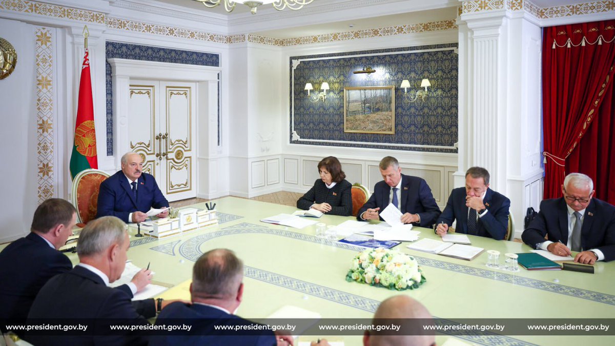 🛒Lukashenko fija el plazo hasta el 1 de enero para el establecimiento del comercio en zonas rurales de Belarús

Según el Presidente, en la República hay regiones, distritos, más de 1400 ciudades agrícolas y grandes aldeas.
Hilo 👇🏻🇧🇾