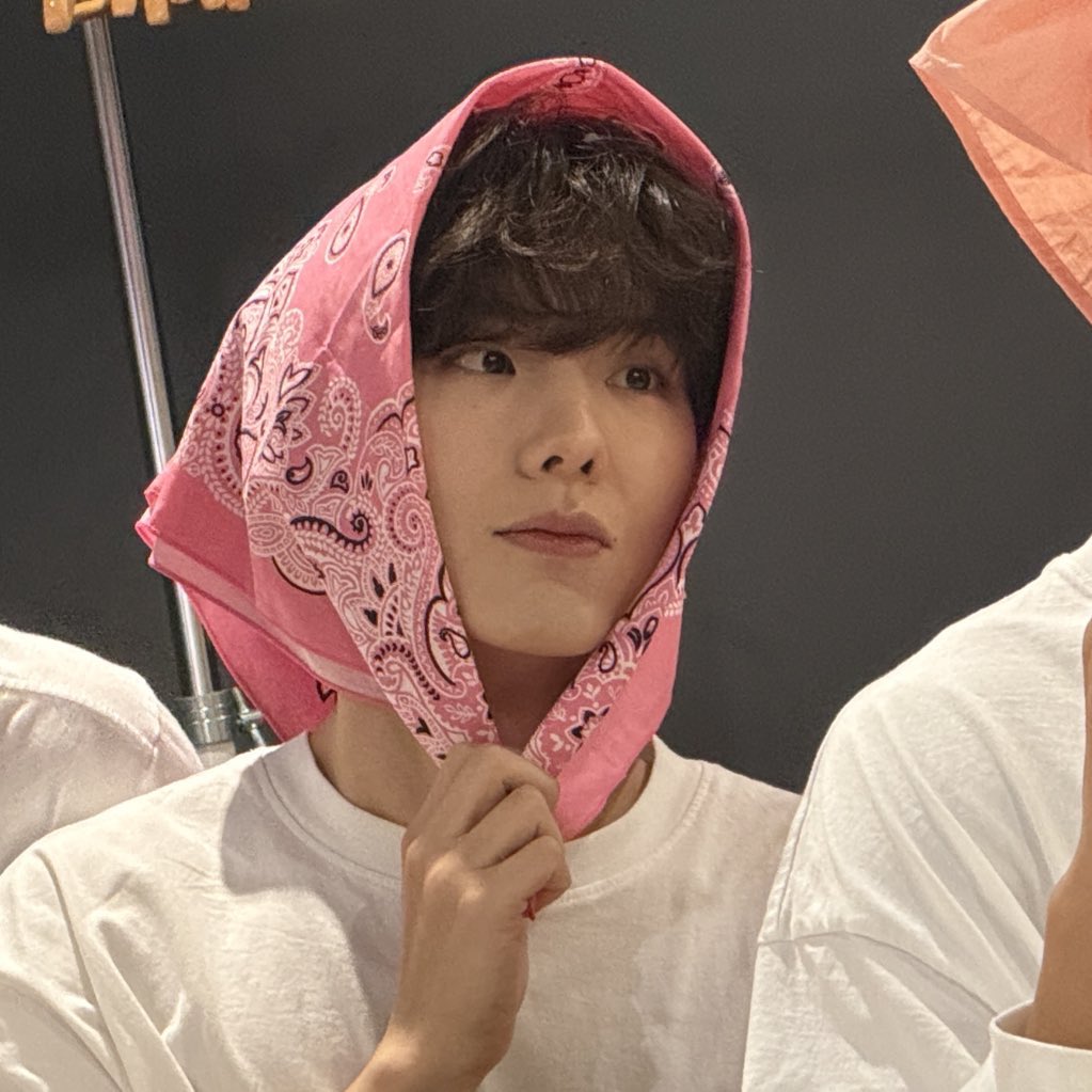 스카프의남자 스카프만 하면 귀여워지는거 무슨 마법임? 제발