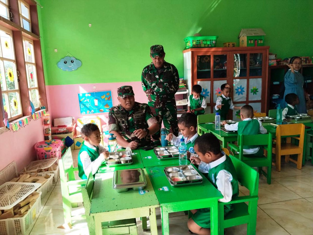 Kodam9Udayana's tweet photo. Dandim 1603/Sikka Tinjau Pendistribusian Program Makan Bergizi Gratis di Sekolah

#Kodim1603Sikka #TNIAD #MakanBergiziGratis #GenerasiSehatCerdas #Dandim1603Sikka #NTT #SinergiTNI #Pendidikan #ProgramNasional #GenerasiEmas #TNIPRIMA #TNIADPrima #TNIADbekerjadenganhati https://t.co/gk31wMy4Aj