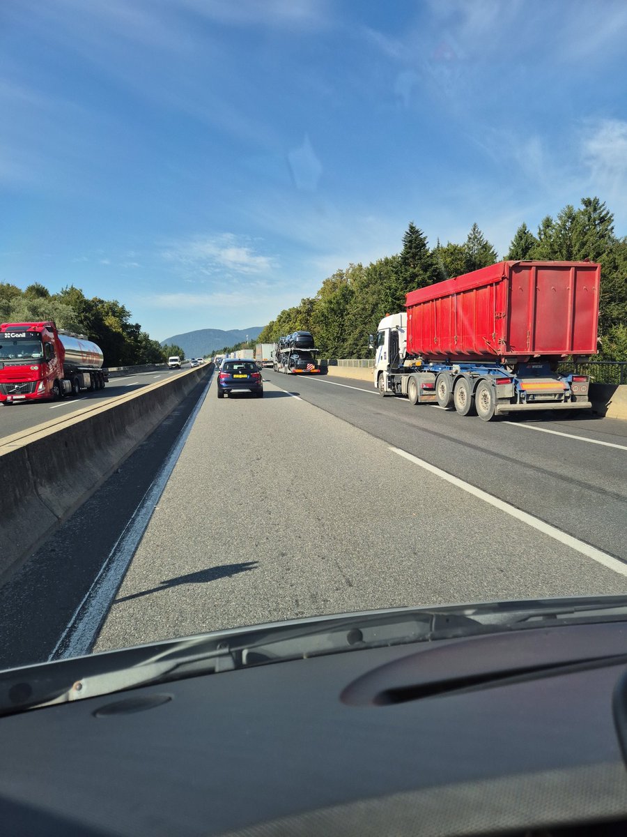 Romuni po tekocem traku ne jebejo kolone .. resevalnin pas je za njih rezerviran .. trije ze mimo