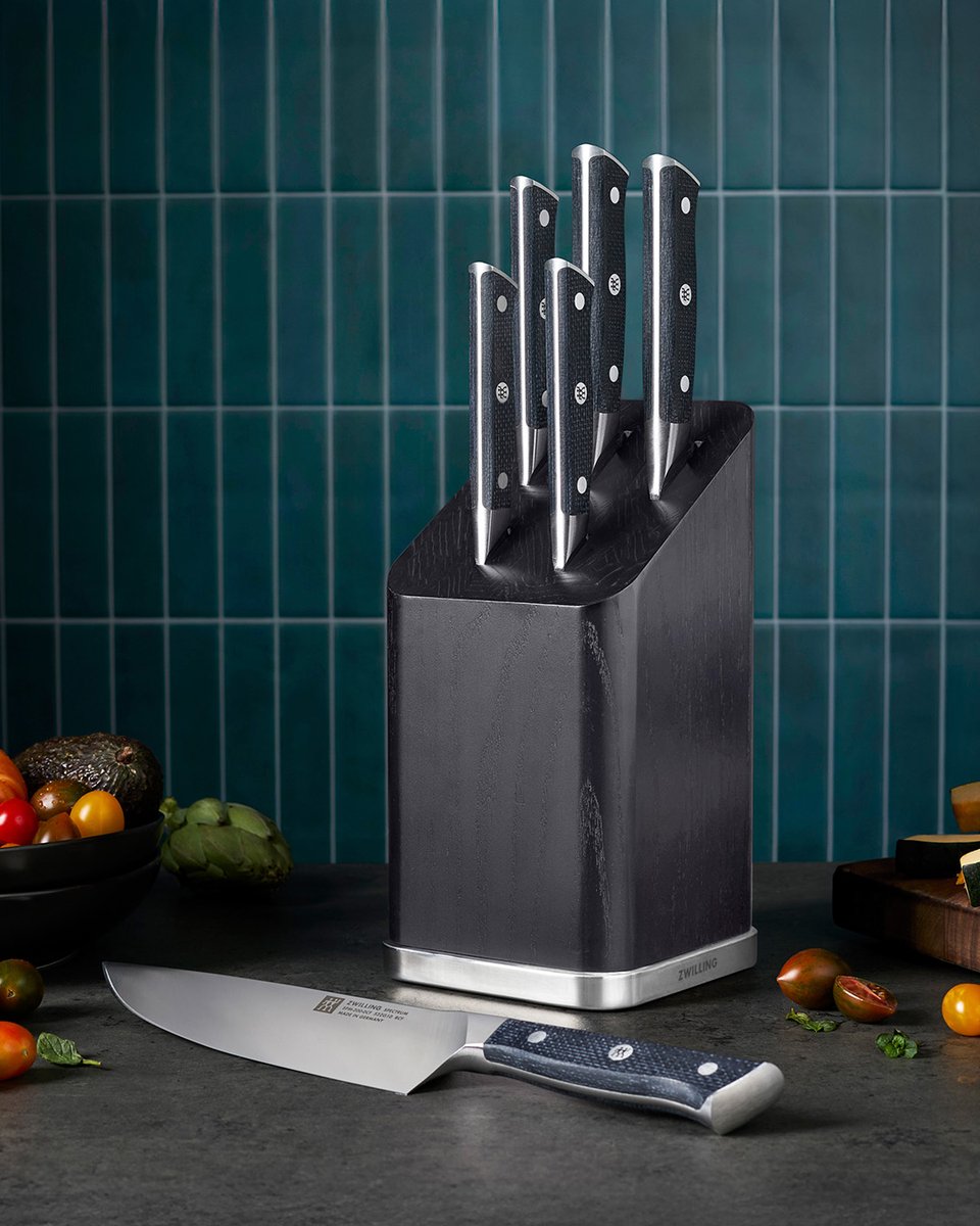 Equilibrio, precisión y rendimiento con #ZWILLINGSPECTRUM! 🔪 Su hoja perfectamente equilibrada mejorará tus cortes sin esfuerzo. Forjado con acero alemán de alta calidad y con una huella de carbono reducida 🌳, se mantiene afilado durante más tiempo. #cuchilloforjado #ZWILLING