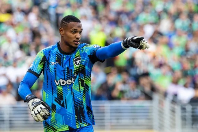 StrikeAndScore's tweet image. West Ham back in for 6’5” Botafogo wall John Victor 🧱🇧🇷—€10m deal once parked, now eyeing loan + buy option after Hermansen’s wobbles 😬⚒️ 

From Copa Libs champ to Claret &amp;amp; Blue saviour? 

#WHUFC #JohnVictor #Botafogo #PremierLeague #COYI #TransferNews