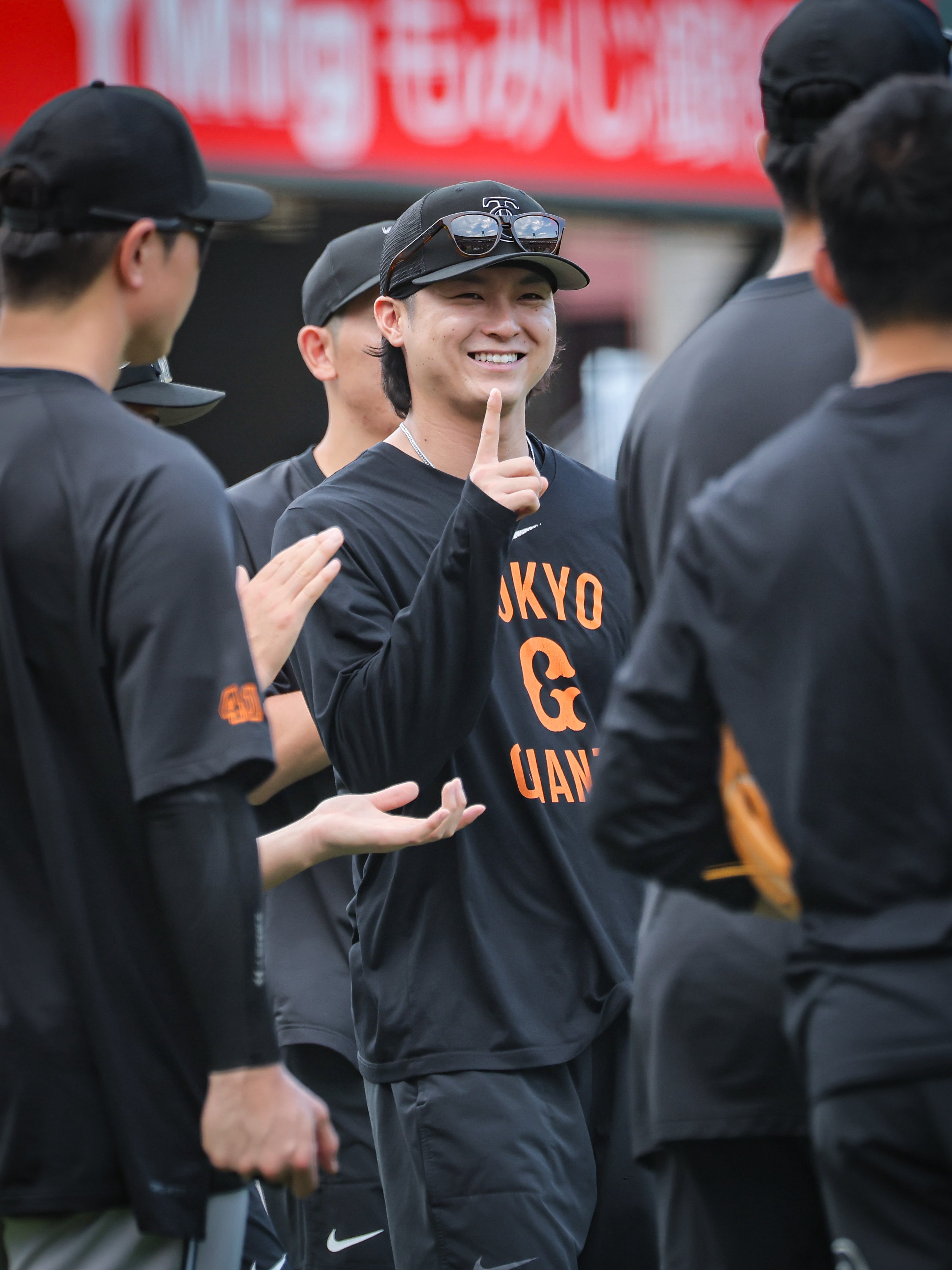 読売ジャイアンツ 坂本勇人 選手＆小林誠司 選手 木製額縁入りツーショット写真 読売ジャイアンツ 坂本勇人 選手＆小林誠司 選手 木製額縁入り