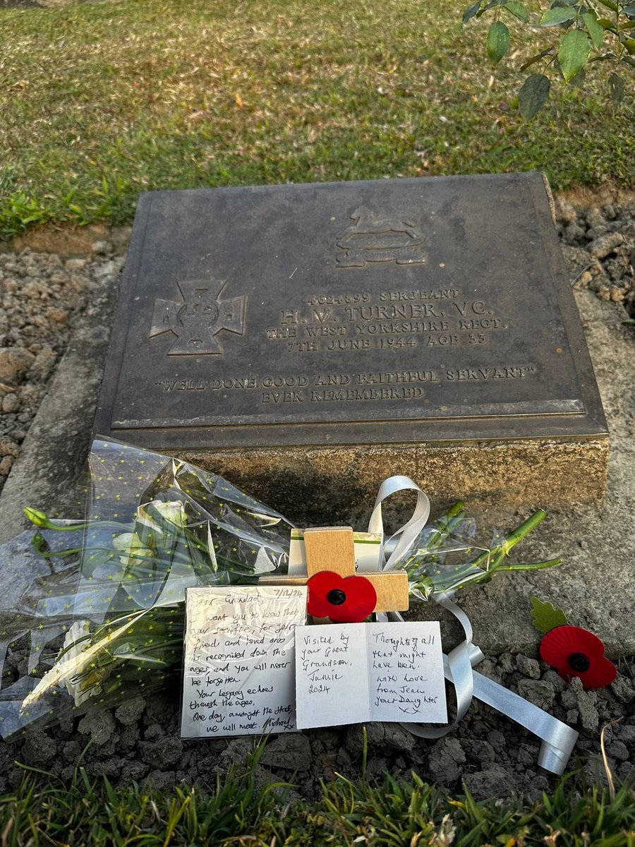 tmpacademics's tweet image. In June 1944, Sgt Hanson Victor Turner of the West Yorkshire Regt fell at Ningthoukhong, earning the #VictoriaCross at the #BattleofImphal.
81 yrs later, his great-grandson James Higley became the 1st family member to visit his grave at #ImphalWarCemetery — laying a white Yorks