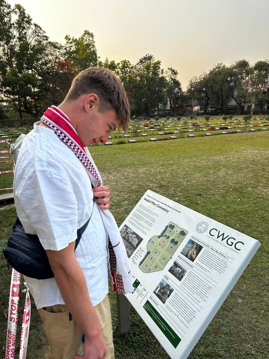 tmpacademics's tweet image. In June 1944, Sgt Hanson Victor Turner of the West Yorkshire Regt fell at Ningthoukhong, earning the #VictoriaCross at the #BattleofImphal.
81 yrs later, his great-grandson James Higley became the 1st family member to visit his grave at #ImphalWarCemetery — laying a white Yorks