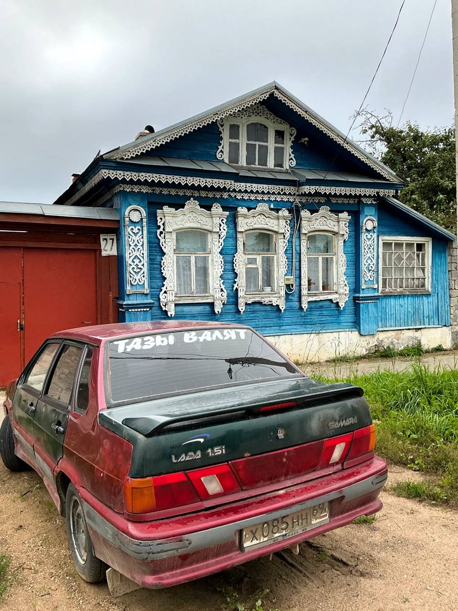 Семитысячный город, практически не изменившийся со времен снимков Прокудина-Горского, медленно входит в осень.

Приезжай, тебе понравится,
Наше чудо посмотри.
Есть на свете город Старица —
Недалëко от Твери.