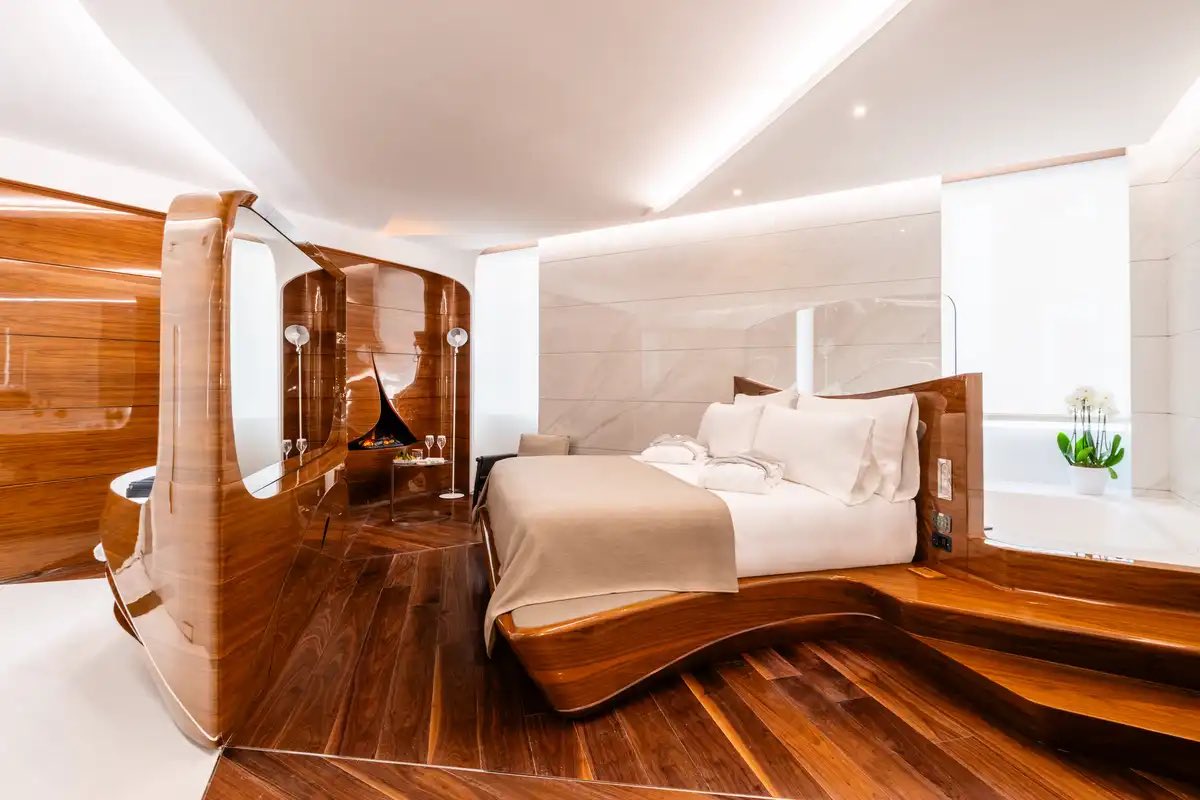 AdamNHB's tweet photo. 🏨Rome accueille un nouveau bijou hôtelier ✨ : Romeo Roma, dernier chef-d’œuvre signé Zaha Hadid

Avec seulement 85 chambres et suites, chaque espace est pensé comme une œuvre d’art entre design futuriste et élégance italienne 🇮🇹

💰 Chiffres qui impressionnent :
Nuitée moyenne : 800 € 💶 (suites à +3 500 €)
50 000 visiteurs VIP/an attendus dans ses restos & bars 🍸
100 M € d’investissement, un des projets les plus ambitieux de Rome

🌍 Un symbole du luxe
Dans une capitale où les voyageurs dépensent déjà +28 % par séjour depuis 2022, Romeo Roma s’impose comme bien plus qu’un hôtel : une destination, un lieu d’exception pour les passionnés de design, de gastronomie 🍽️ et d’expériences uniques