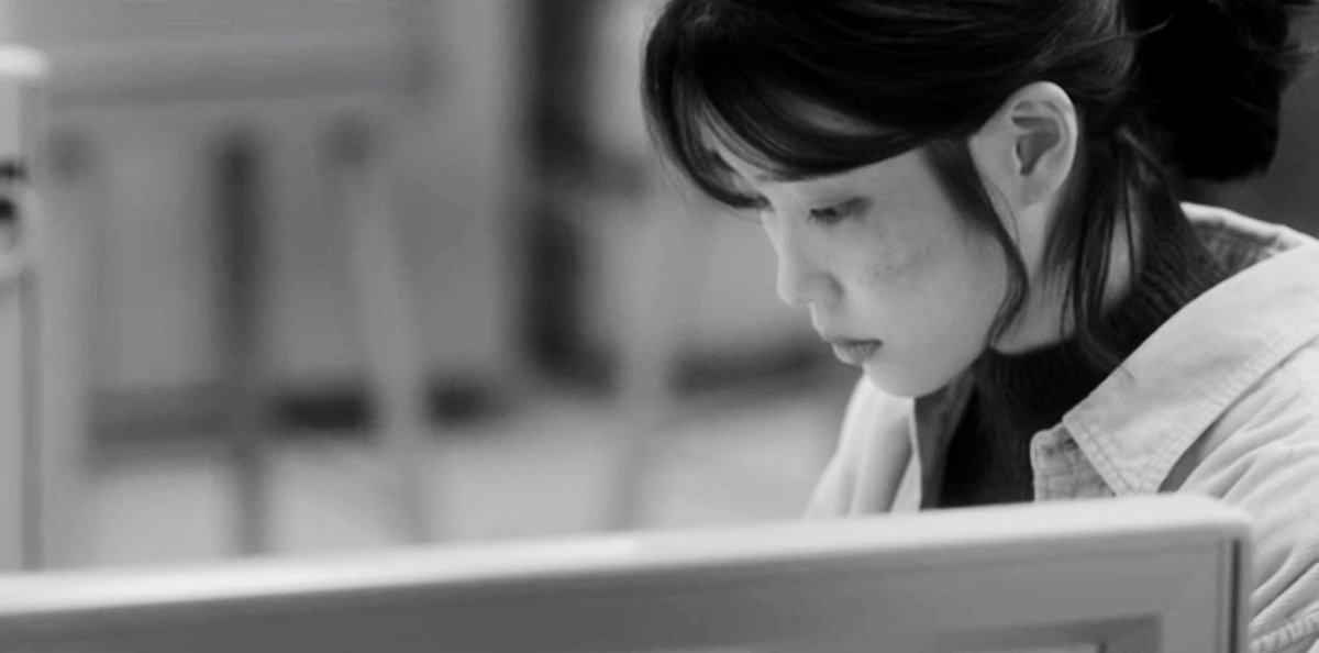 왜 남의 옷차림에 그렇게 관심을 갖는지...
에어컨을 그렇게들 틀어놓고, 춥다고 입는 겉옷. 등신, 자기들은 다른 줄 아나 보지.