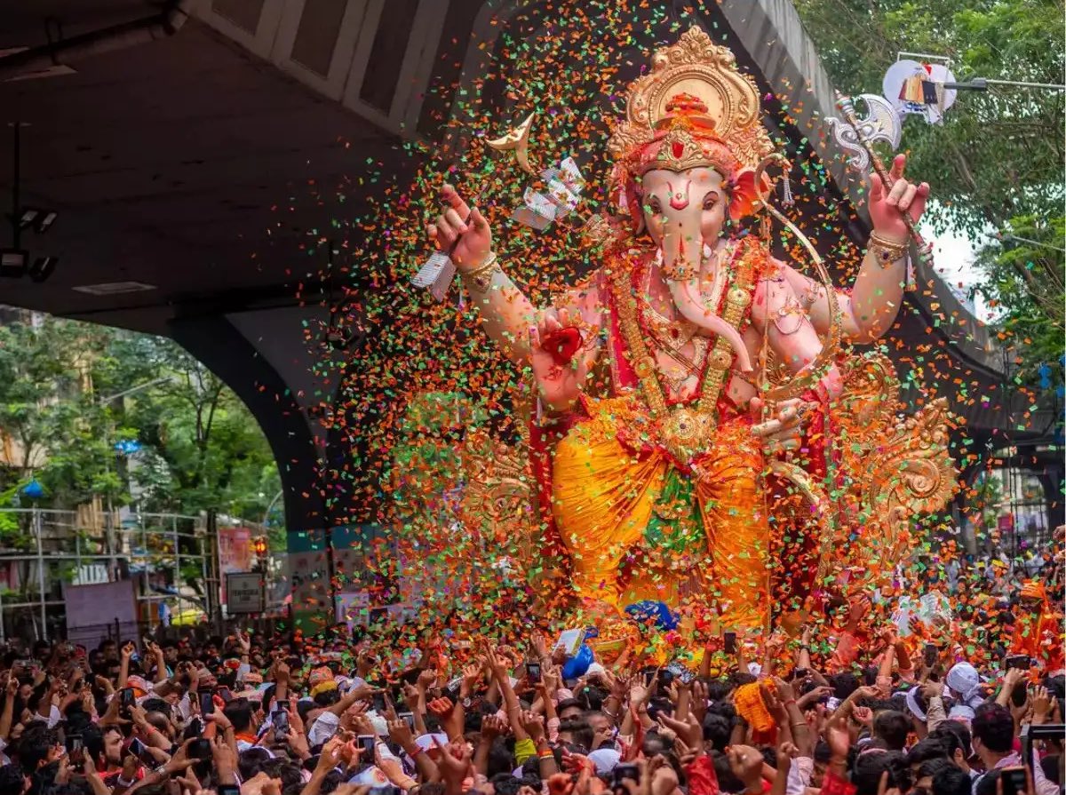 _divija_'s tweet image. Missing the colors, dancing, rituals &amp;amp; sheer jubilation of celebrating festivals in India. 

Growing up, we waited in anticipation for the 10 days when we brought the Ganesha home. We prepared sweets and dance performances. We went into the city to look at different elaborately…