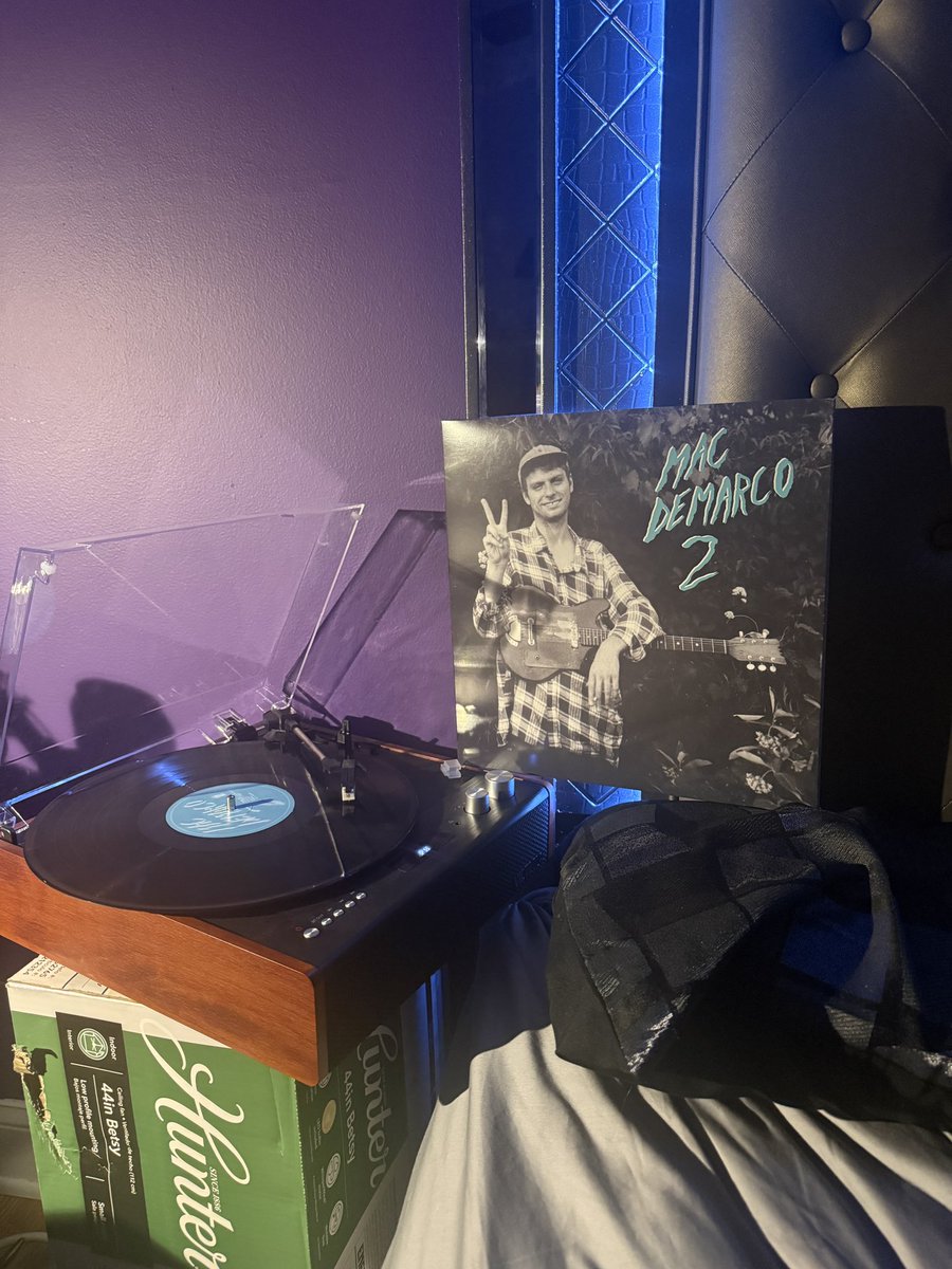 RyanBrunso23318's tweet photo. Tonight’s vinyl play is “Mac Demarco 2” on the cardboard fan box. Honestly such a awesome album and I’m a big fan myself. It gives me that excitement in some songs but the album also has this feel good relaxing vibe. 
#MacDeMarco #vinylrecords https://t.co/GqgPsULBfN