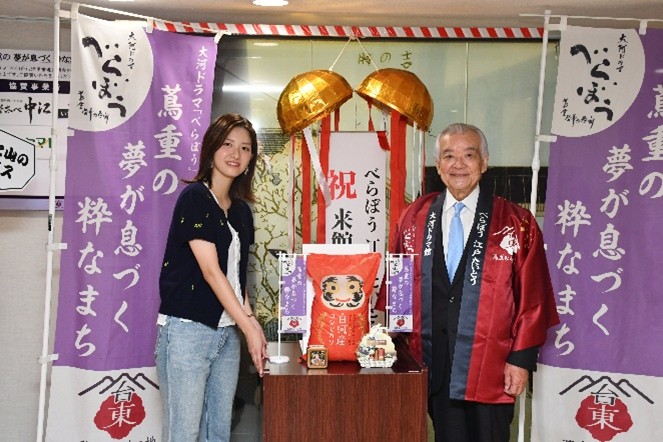 べらぼう 江戸たいとう #大河ドラマ館 の来館者が8月27日(水)に10万人を達成しました！🎊
達成イベントでは、10万人目の来館者の方に記念品を贈呈しました。

皆さんもぜひ大河ドラマ館へお越しください！🐾
taito-tsutaju.jp/notices/100