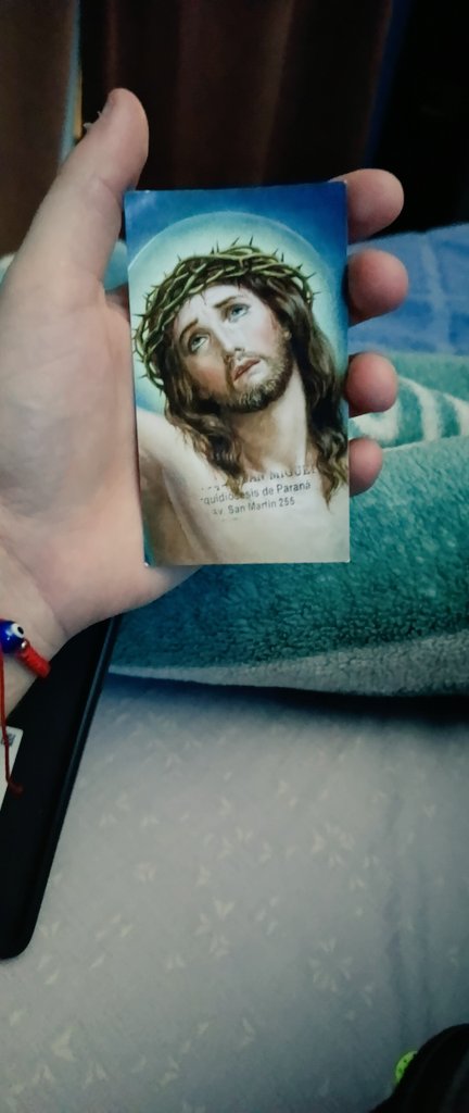 Yo solo quiero pasar a decir q no se olviden de quien dió la vida por todos nosotros, un día les va a pasar q no va a ver nd más q Dios a quien recurrir. Y yo aprendí q sin el no tiene sentido seguir y gracias a mi "DIOS" mi señor JESUCRISTO hoy elijo seguir de su mano *"AMÉN"*