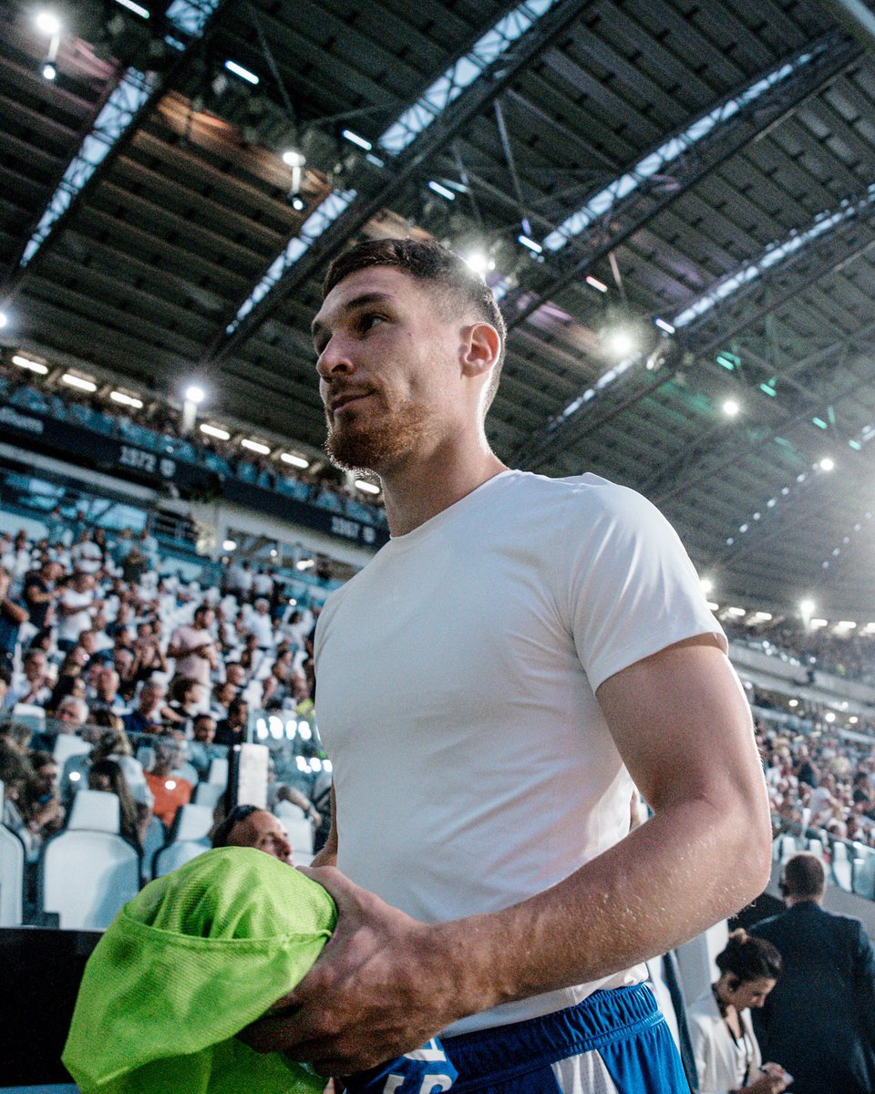 Dari pemain semi-pro di Serie D hingga cetak gol di Serie A musim lalu, dan kini dibuatkan patung untuk menghormatinya. Inilah kisah luar biasa Alessandro Gabrielloni, striker 31 tahun yang jadi simbol kebangkitan Como.

Sebuah utas