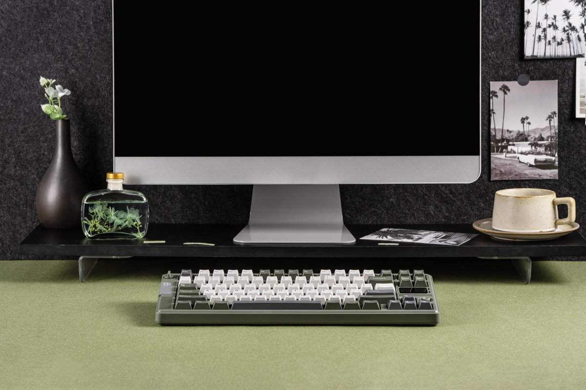 EpomakerK's tweet photo. Today’s recommended pairing:
🟧⚪⚫
A bold retro combo with DIY screen, joystick, 8000mAh power, and gasket comfort – built to make your setup shine! ✨
Stay tuned! 🚀
#newkeyboard #keyboardplayers #keyboardlovers #keyboarding #MechanicalKeyboard #CustomKeyboard https://t.co/SMZxuEa2ed