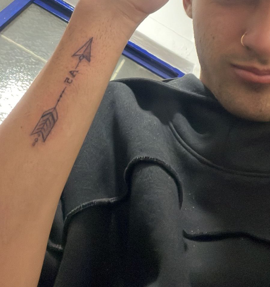 AzuulPereyra18's tweet photo. Les juro que yo lo único que le dije es que no sabía que ponerme para un almuerzo familiar y solucionó absolutamente todo y de paso se volvió a tatuar algo para mi aparte de mi nombre que ya lo tenía ustedes dicen que esta enamorado o sigo desconfiando? https://t.co/91UQqL0jc5
