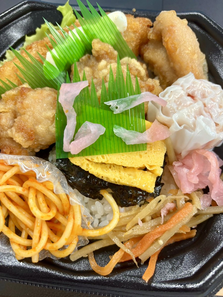 お昼ごはんは
レニ弁当です
にこにこから揚げのっけ弁当🍱れにちゃん
 #れにごはん
 #丁寧な暮らし