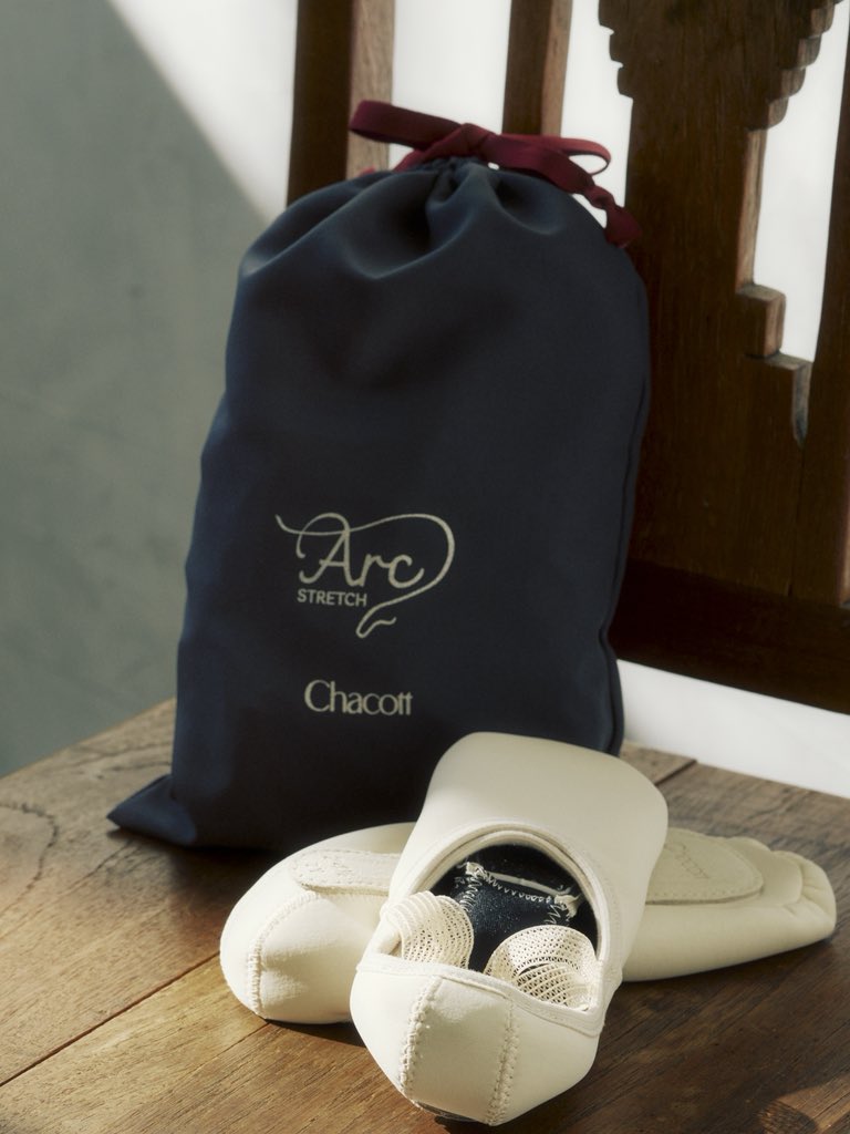 Chacott_jp's tweet photo. 【9/12(金)発売】履いた瞬間、心が躍る。
#アークストレッチ #arcstretch

チャコット史上初めての履き心地。
新バレエシューズ「Arc STRETCH」登場。

「誰が履いても、美しいつま先へ」
足の甲に美しいアーチを描き、しなやかに伸びてフィットする。
「弧」・「アーチ」を意味する〈Arc〉と、高い伸縮性を追求した〈Stretch〉が融合。誰が履いても美しく、自由自在に動ける新感覚のバレエシューズが誕生いたしました。

＃アークストレッチ #arcstretch
#チャコット #Chacott
#佐々晴香 #HarukaSassa 

Model：Haruka Sassa,Principal Dancer of Berlin State Ballet
Photo : Yusaku Kondo
Hair & Makeup : Junko Kataoka

#ballet  #バレエ #クラシックバレエ 
#新型バレエシューズ #バレエシューズ #balletshoes

▽くわしくはこちら
https://t.co/HnRRTkEGcy