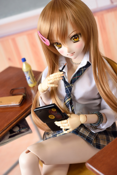 撮りたいシチュエーション迷子の状況ということもあって、初心に帰る意味も込めて
#お迎え当初と現在のドールさんが見たい 

2016年と2025年でショーコさんVerです。
ガラケーを持ってるのが当時を感じさせますね…