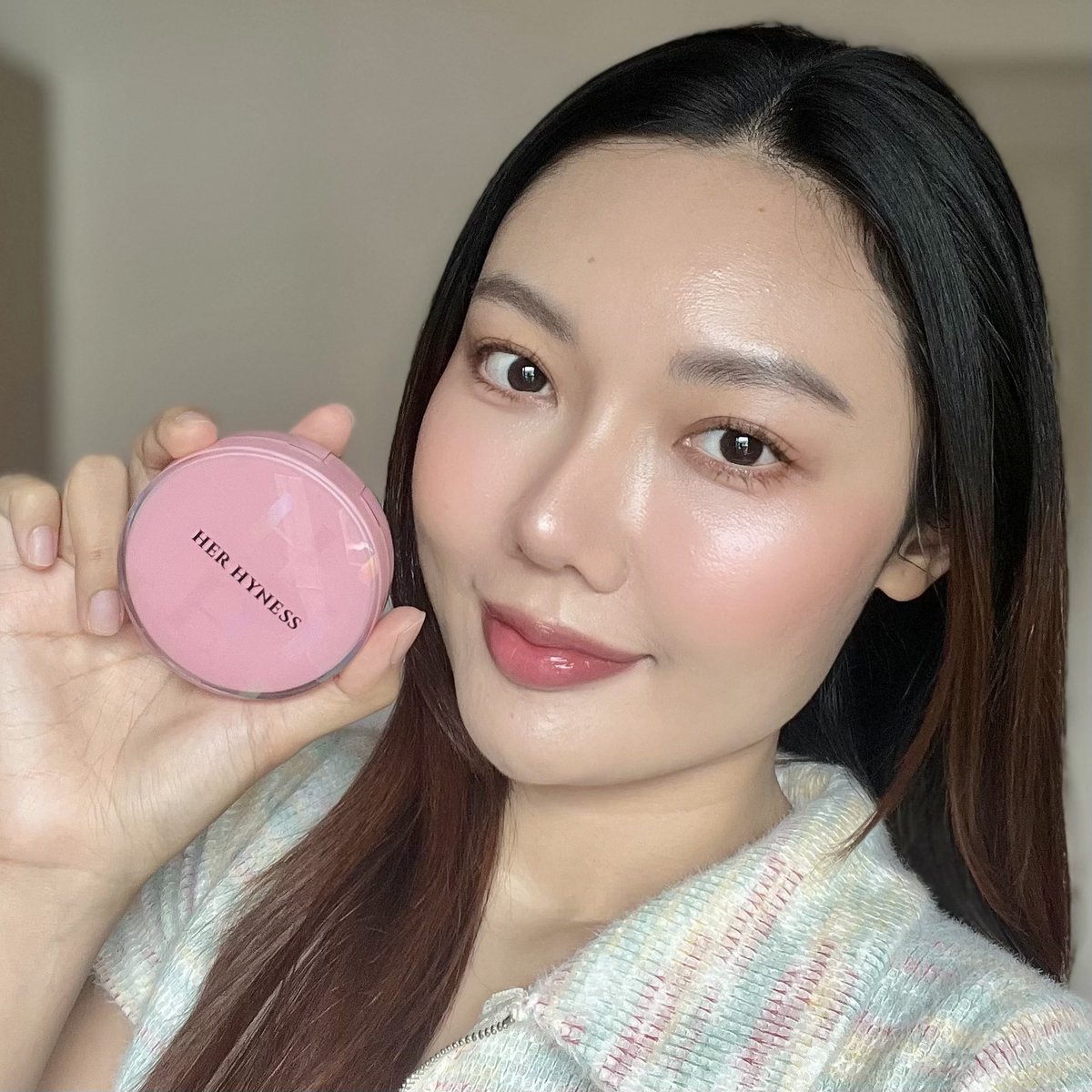 เซ็ตนี้คือปึ้ง💖✨#UpandUnderxHerHyness คุชชั่นเบลอผิวที่ใช้แล้วผิวเนียนกริบแถมสบายผิวสุดๆ เซ็ทนี้เป็น #SecondSkinConfidence มาพร้อมกางเกงซับในกันโป๊เก็บพุง เสริมแผ่นเก็บหน้าท้องให้เนียนเรียบ แต่เบาสบายตัวเหมือนไม่ได้ใส่ คู่นี้ทำให้ #มั่นใจทุกลุคเนียนทุกงานผิว จริงๆเอาไปเต็ม10เลย