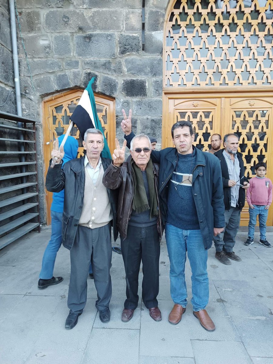 الشهيد أبو بشار سلمان خير الدين، رجل في السبعينات من عمره، مريض قلب، معارض منذ عقود لنظام الأسد.. قتله الأمن العام السوري خلال اجتياح بلدة ولغا شمال غرب السويداء في الأيام الأولى للهجوم الغادر على المحافظة منتصف يوليو الفائت.

التقيت مع العم أبو بشار خلال وجودي في السويداء مايو