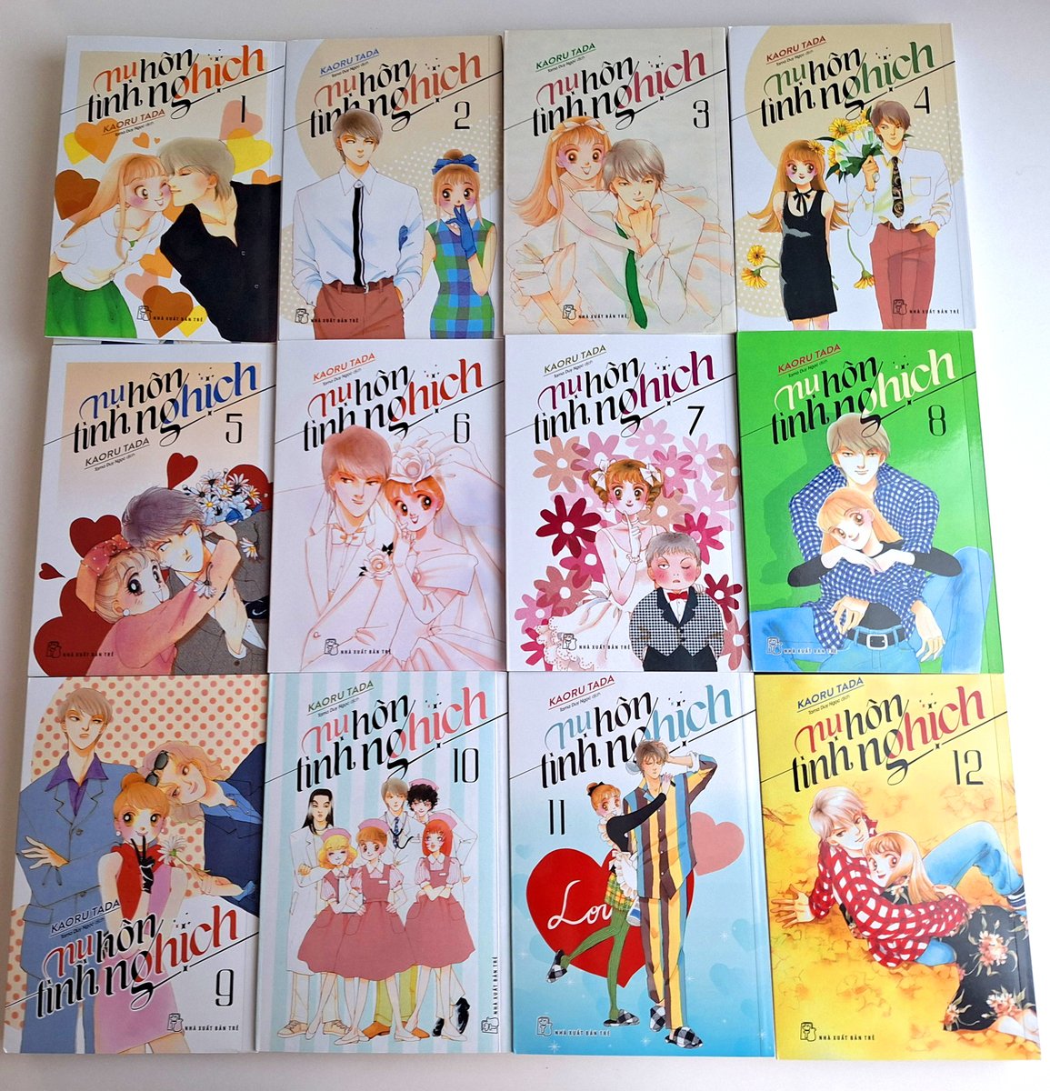 📢フォローしてくださる皆さまいつもありがとうございます！
『イタズラなKiss』ベトナム語版『Nụ Hôn Tinh Nghịch』全12巻がついにそろいました🎊

別マ掲載時のカラー原稿がそのままフルカラーで収録され、特典カレンダーも。
👀見どころはスタッフブログでどうぞ
👉tadakaoru.jp/archives/8392