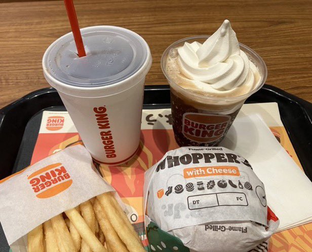 8月27日は ＃ジェラートの日
冷たいデザートという意味で最高なのは、バーガーキングさんのドクペフロートですね。

20種類以上のフルーツフレーバーが入った　＃ドクターペッパー とソフトクリームの相性が抜群で、足らなくなったら、セットで買った ＃ドクペ を注ぎながら楽しんでます😋
＃drpepper