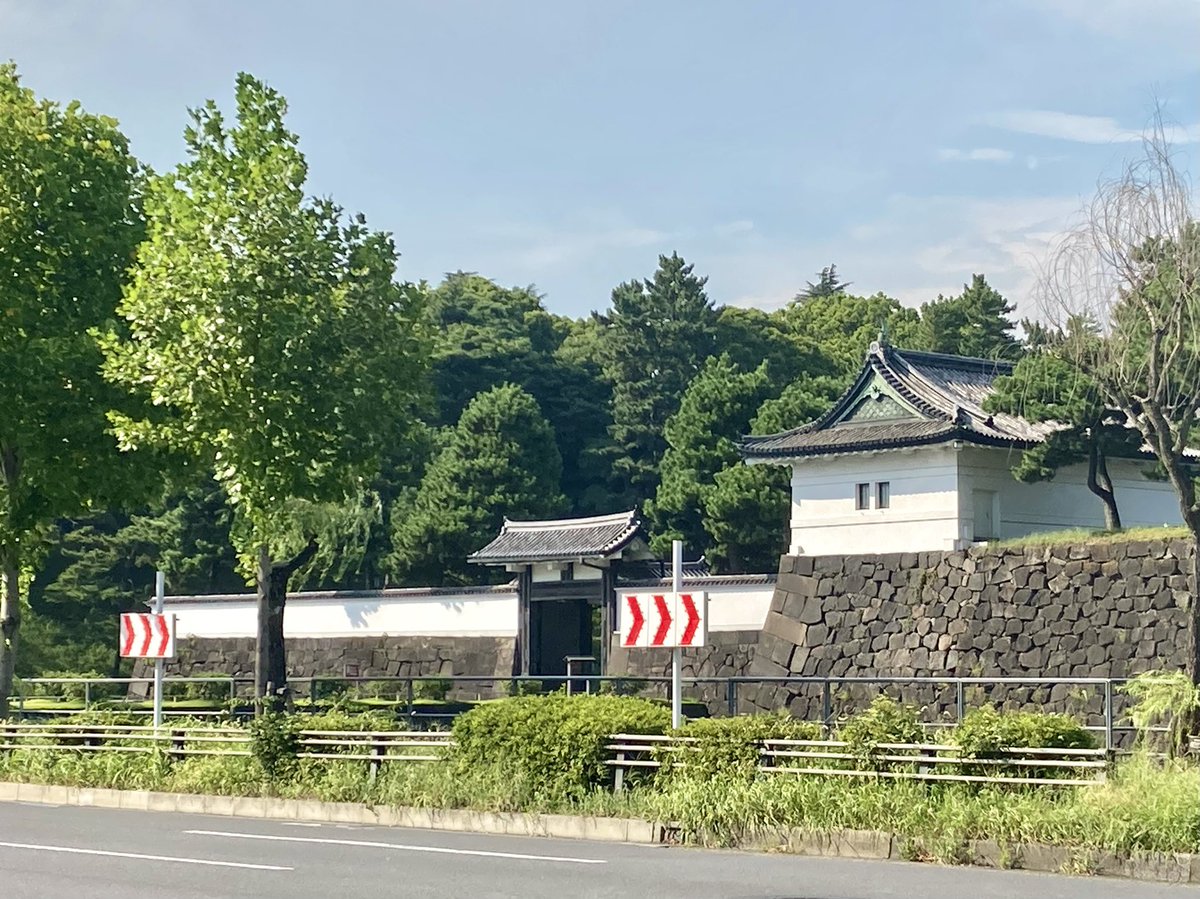 BookDigDug's tweet photo. お客様のところへ行く途中
夏の皇居
何となくほのぼの感を感じる
暑いせいか皇居の周りを
走るランナー🏃🏃‍♀️🏃‍♂️の
姿は見られず

まだまだ暑い日が続きます！
みなさま体調には気をつけて
1日を乗り切りましょう！

#企業公式つぶやき部 
#企業公式相互フォロー https://t.co/8W006pAbol