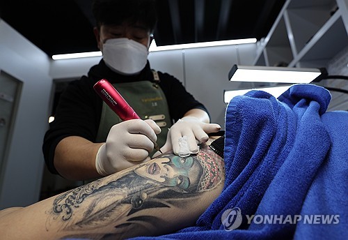 '비의료인 문신 시술 허용' 문신사법, 국회 복지위 통과
yna.co.kr/view/AKR202508…