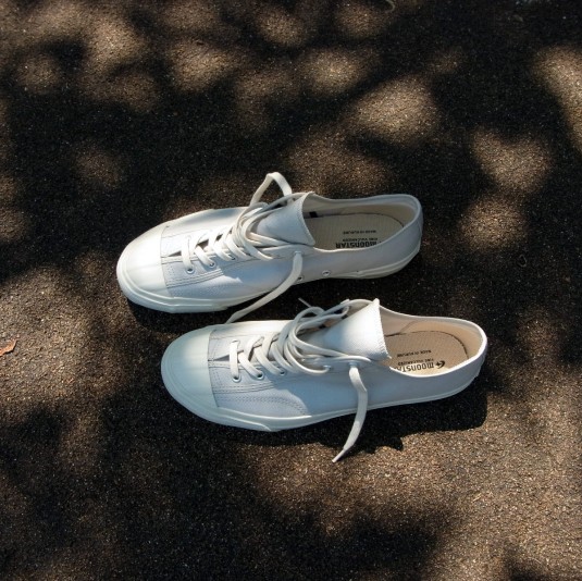 【#MADEINKURUME】
■GYM CLASSIC 11,000円(税込) 
gnarly.in/blog/select/11…

SIZE：22.0cm-30.0cm(1E)
*#月星 が1960年代に生産していたトレーニングシューズを現代に再現した一足。
#日本製
#MOONSTAR
#FINEVULCANIZED
#GYMCLASSIC