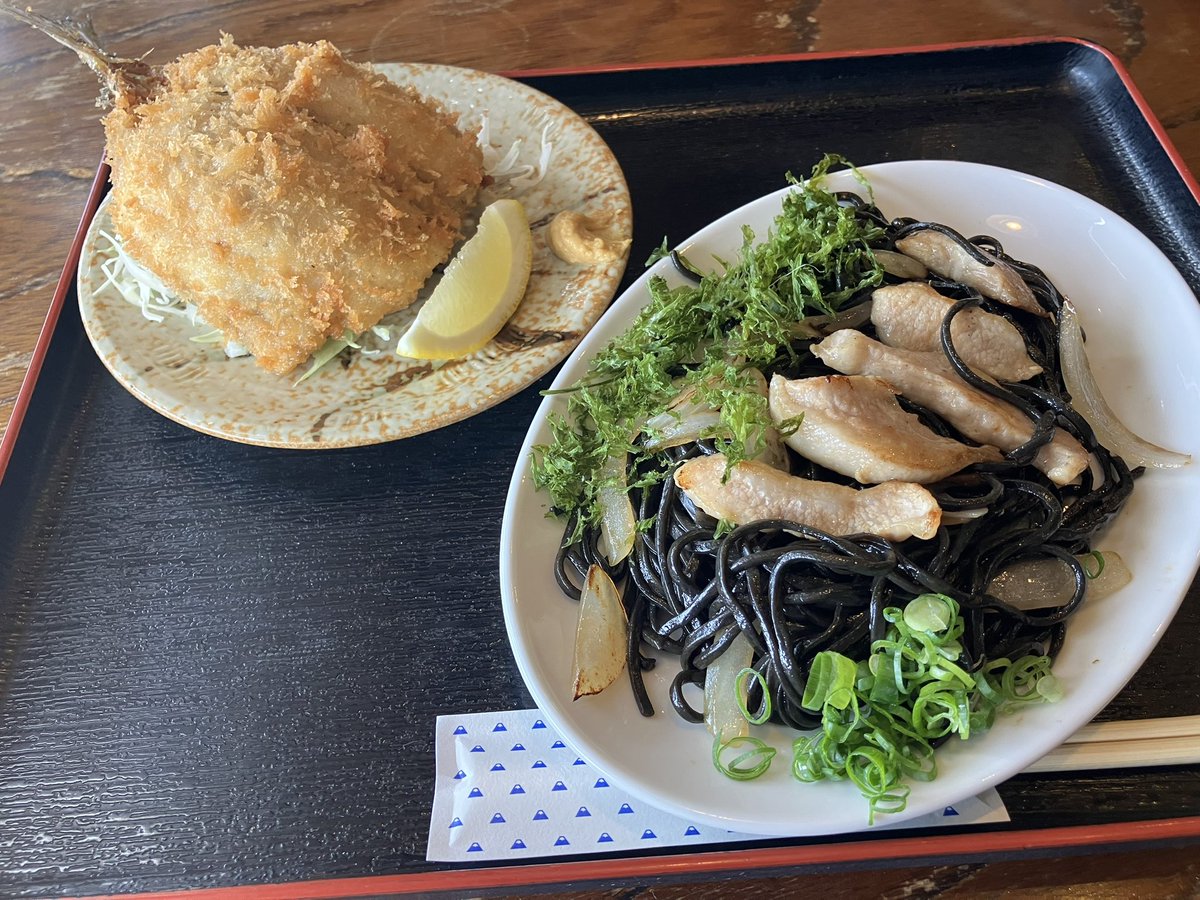 yutton62's tweet photo. ゆぴこの夏休み
敢えての海鮮ではなく、B級グルメ笑
イカスミの焼きうどん美味しかったけど、推しが食べた塩うどんは普通だった笑
静岡のへそのストロベリーなんちゃのソフトは、おいちかた。 https://t.co/Uh2xhLig0o