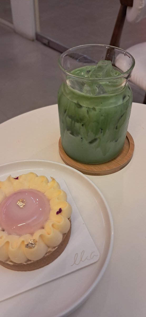 amnisyfna's tweet photo. I HAVENT ENJOYED THE STRAWBERRY TARTE ENOUGH SO IM GOING AGAIN FOR IT 😭😭😭😭😭 UGHHHH. LOOK AT IT! https://t.co/u3l18VEGqR