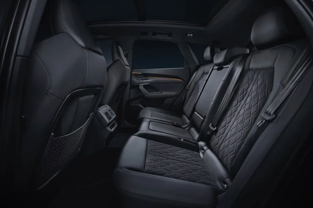 AutosyMas's tweet image. #AudiQ5 anuncia su gama 2025 con precios que van desde 1 millón 200 mil hasta 1 millón 710 mil, los motores pueden ser el TFSI 2.0 de 272HP o el V6 3.0 turbo con 367HP, ambos conectados a la caja S-Tronic de 7 cambios 
@AudideMexico #automotive #cars