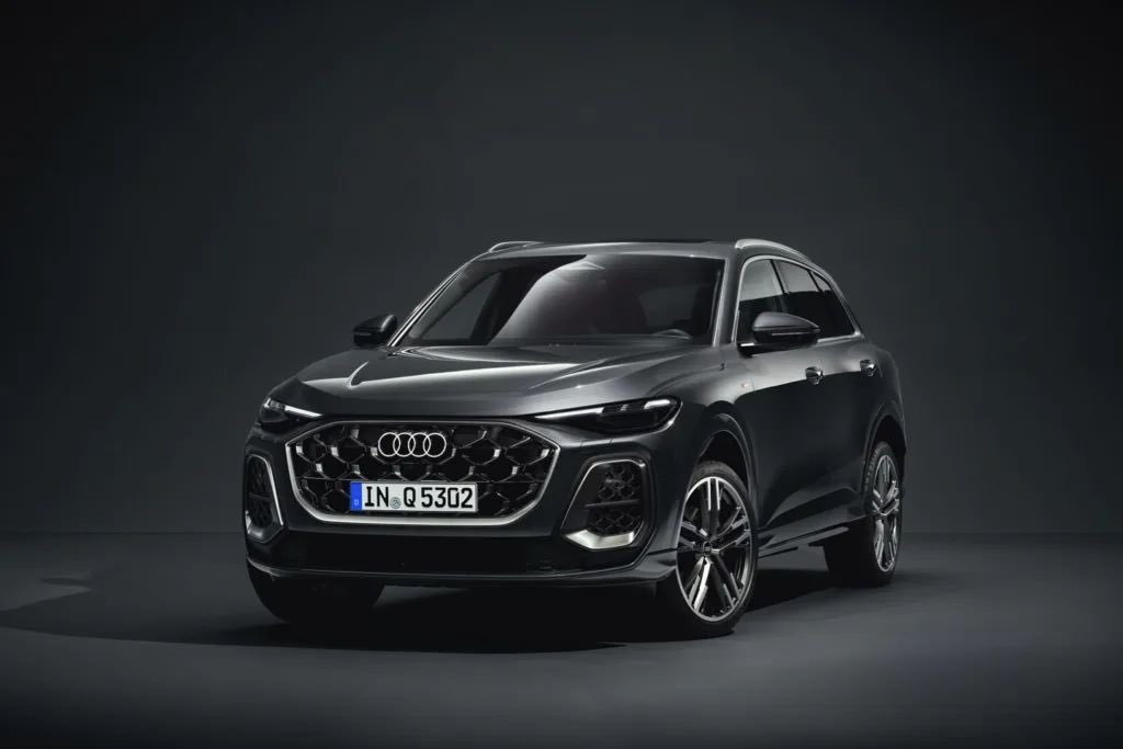 AutosyMas's tweet image. #AudiQ5 anuncia su gama 2025 con precios que van desde 1 millón 200 mil hasta 1 millón 710 mil, los motores pueden ser el TFSI 2.0 de 272HP o el V6 3.0 turbo con 367HP, ambos conectados a la caja S-Tronic de 7 cambios 
@AudideMexico #automotive #cars