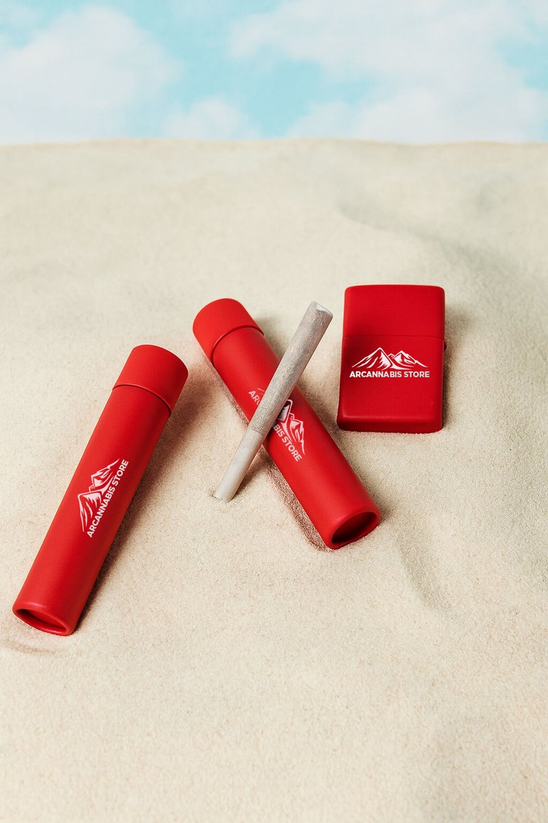 Red on sand.
Simple contrast, clear frame.

#arc #chillvibes