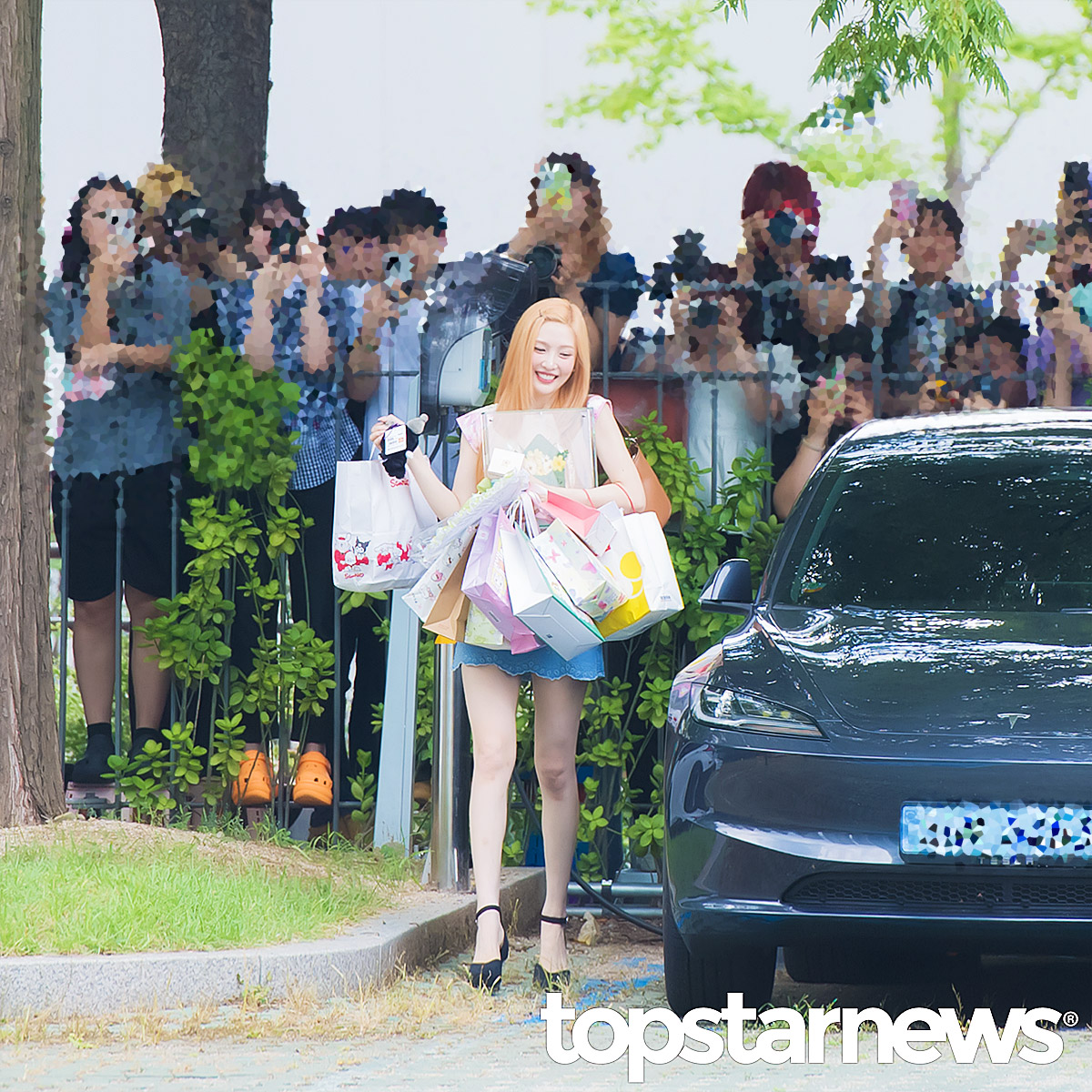 레드벨벳 조이, ‘팬들이 준 선물 가득 안고 해피니스 둥’ (동물농장 출근길) [HD포토] #조이 #JOY #레드벨벳 #RedVelvet #동물농장 #출근 #퇴근 #프리뷰 #FromJOYwithLove #LoveSplash #JOY_LoveSplash topstarnews.net/news/articleVi… &lt;- Original Photo