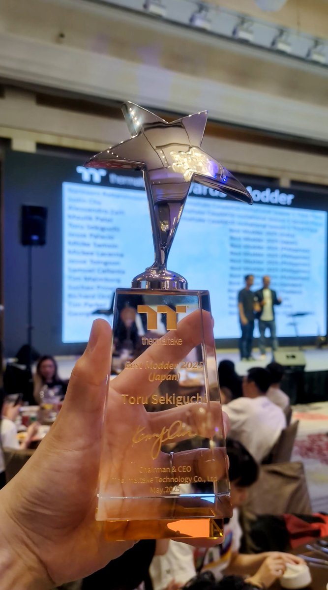 toru_mod_pc's tweet image. 受賞時のThermaltake CEOとのトロフィー🏆 ショットも撮ってもらってました📸
#Thermaltake #computex