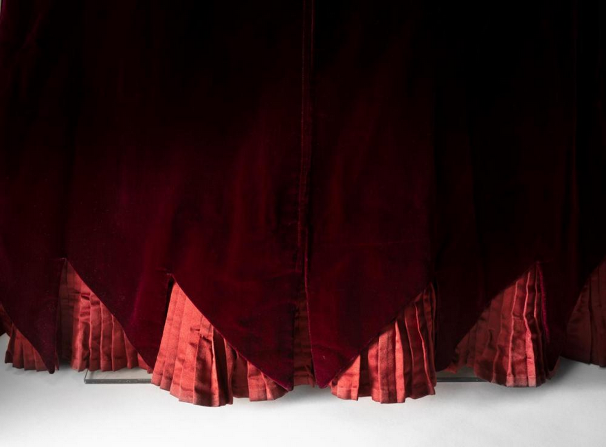 plummie9's tweet photo. *America

Evening Dress, c. 1887-1902

Silk velvet with silk taffeta lining.
Made for Louise Pomeroy Inches of Boston (1861-1933)

*John Singer Sargent

Mrs Charles E. Inches (Louise Pomeroy), 1887

Both @mfaboston 
#FashionHistory https://t.co/Mlf5YvC9v2