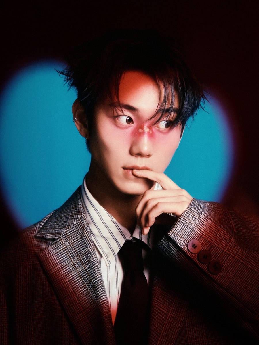 this picture is SO GOOD the heart spotlight.. oh loverboy