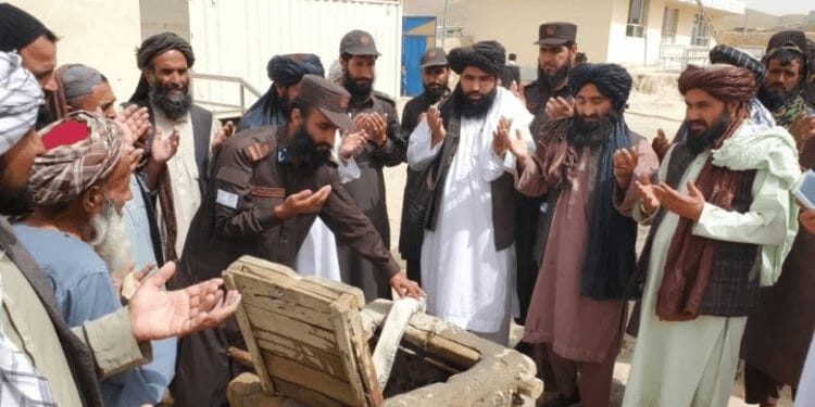 د بلخ ولایت د کډوالو ریاست:

د دغه ولایت پهٔ البرز ولسوالۍ زرګونه کورنیو ته د څښاک اوبۀ برابرې شوې دي.